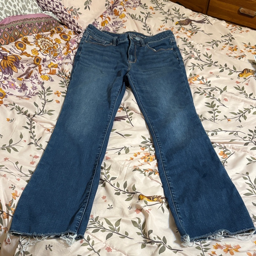 American Eagle High Rise Skinny Kick Jeans. size 10 frayed hem